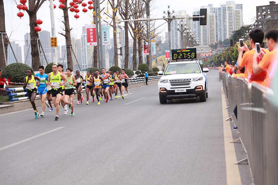 重庆马拉松开跑 长安汽车先发领跑