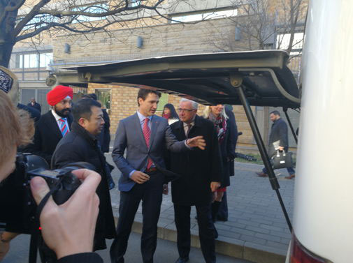  加拿大总理特鲁多参观福田欧辉氢燃料电池客车