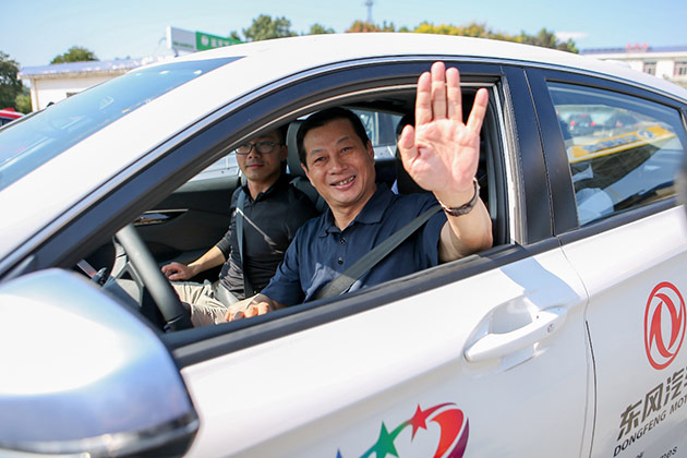 2019年9月25日，东风公司董事长、党委书记竺延风乘坐风神奕炫L3级自动驾驶车，