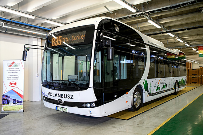 首台跨国运营纯电动巴士交付仪式现场