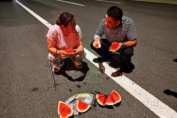 王书安夫妻在服务区吃个西瓜