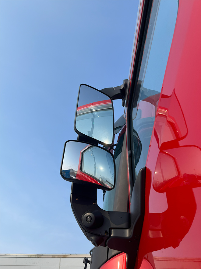 分体式后视镜，拓宽侧方视野 