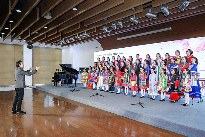 春蕾梦想合唱团”北京示范团成员深情合唱《唱支山歌给党听》