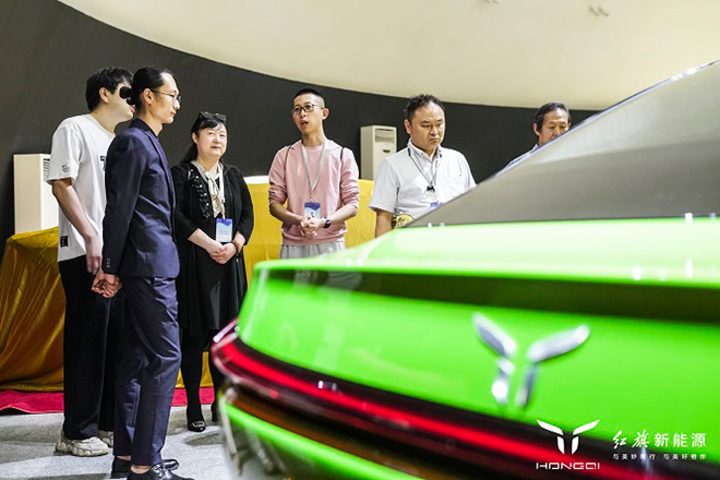 红旗新能源E001首批盲订车主踏上“溯源之旅”