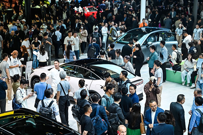车展两大顶流雷军、周鸿祎共同助阵，高性能纯电轿车阿尔法S5北京车展引围观