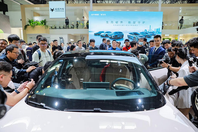 车展两大顶流雷军、周鸿祎共同助阵，高性能纯电轿车阿尔法S5北京车展引围观