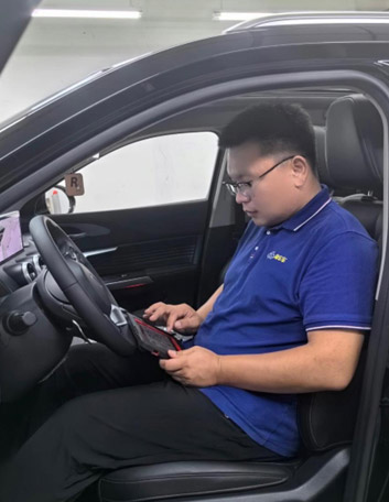 淘车车淄博店采购经理赵龙在检测车辆