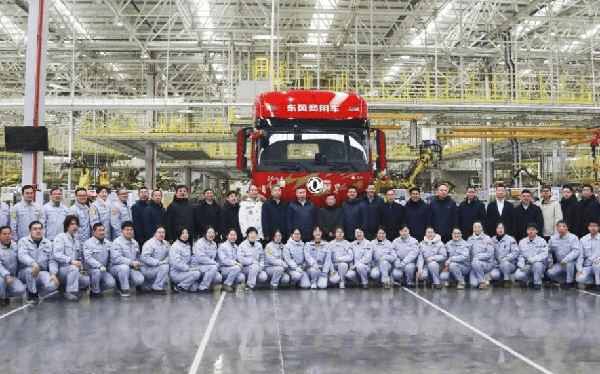 当50亿投入遇见“听劝”文化：东风商用车的硬核实力与柔软初心 