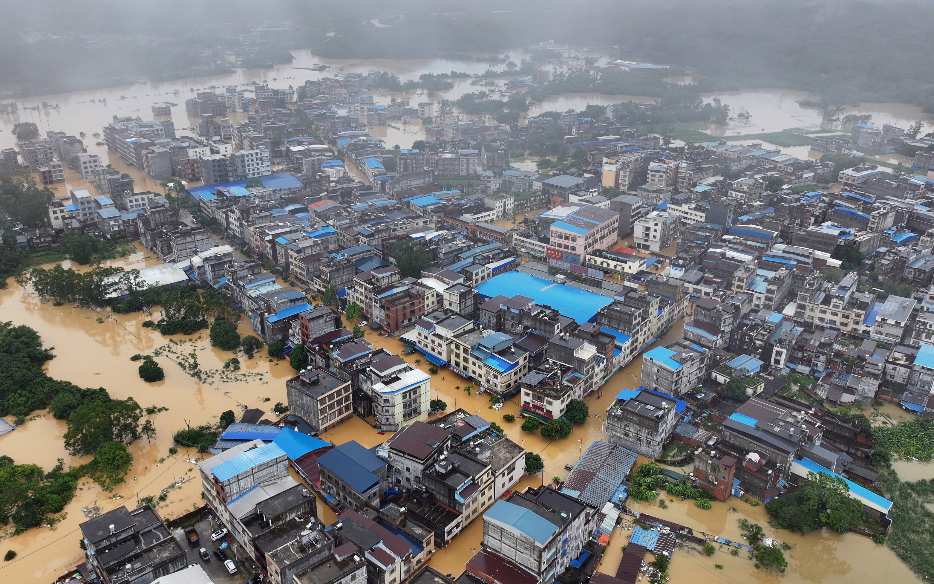 洪水无情人有情，更该看见“地下”的差距