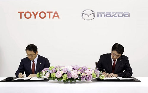 丰田与马自达宣布建立长期伙伴关系_图片新闻