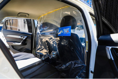 摩范约车在车内安装隔离膜，有效阻断飞沫传播