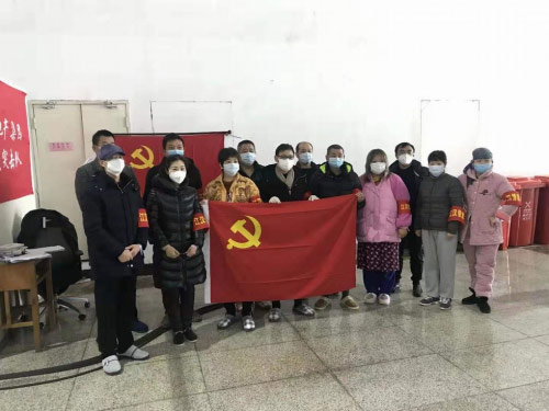 杨勤(二排左二)等党员患者自发组建江汉方舱医院临时党支部