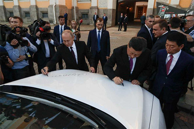 中俄两国元首在克里姆林宫参观了长城汽车俄罗斯图拉工厂下线汽车展,并共同在哈弗F7上签名留念,