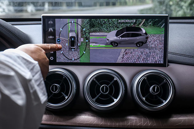 360°全影像智能泊车系统以12个全维视角，提升狭窄空间内的泊车安全性