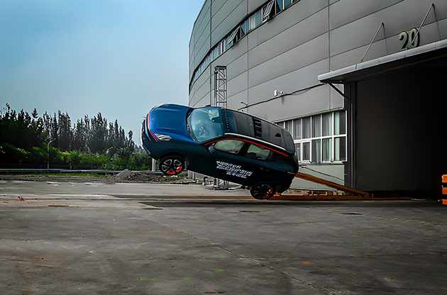领克06通过“中国首次翻滚保护系统实车测试”检验