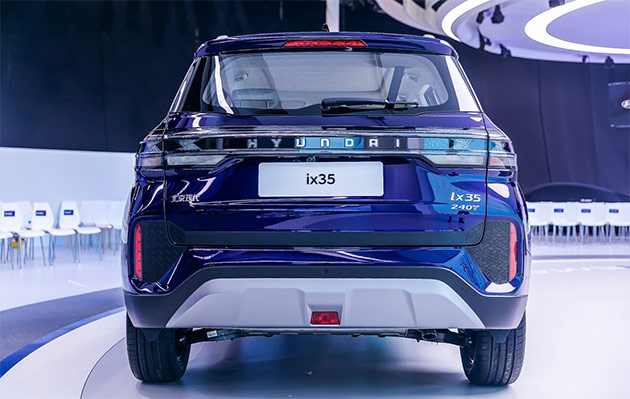全新一代ix35车尾部分采用贯穿式尾灯