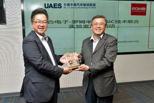 UAES副总经理 郭晓潞(右)与罗姆半导体(上海)有限公司 董事长 藤村 雷太(左)在启动仪式上互赠纪念品