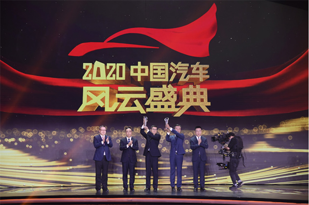 奇瑞汽车副总经理、营销公司总经理贾亚权(左二)与“全国劳模”张志福(左三)上台领奖
