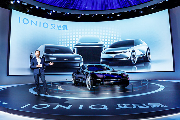 现代汽车集团（中国）首席商务官李宏鹏在2020进口博览会上公布IONIQ品牌中文名称——艾尼氪