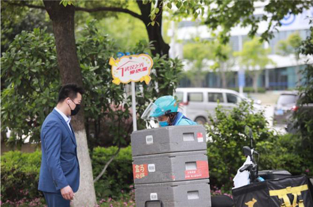 东风鸿泰旗下武汉地区11家店已经竖起了爱心屋的指示牌
