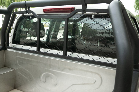 基建版新增的护栏防护网能够有效保护后玻璃