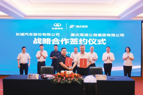 长城汽车皮卡品牌CMO 张昊保（左）、重庆高速资产公司总经理 张宇（右）