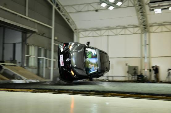 长安CS75PLUS成功挑战行业首次55km/h超美标翻滚试验