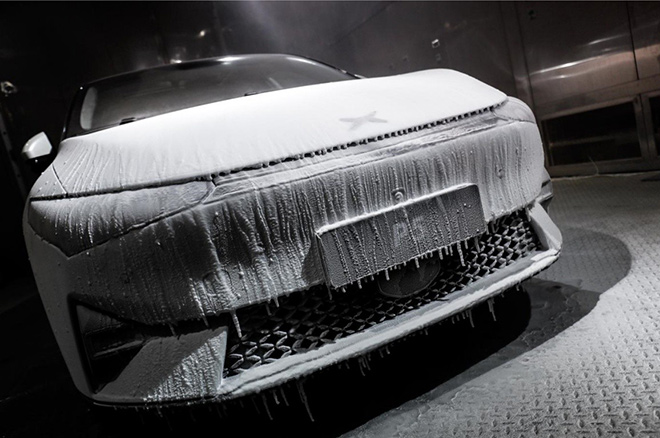 极寒条件使车辆表面挂冰