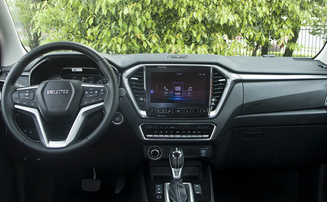 D-MAX搭载了9寸中控触摸屏，支持Carplay和Carlife车机智能交互功能