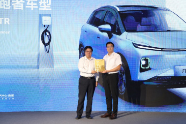 中国汽车技术研究中心副总经理 吴志新（左）为几何E颁奖