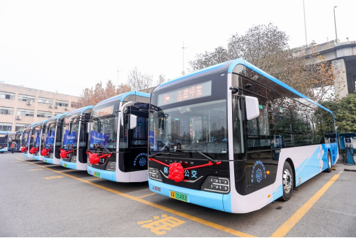 于是,2022年12月28日,217辆宇威高端纯电动公交车正式交付南京公交