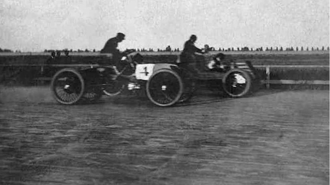 1901年福特品牌的创始人亨利∙福特先生驾驶自己设计的赛车赢得了比赛胜利