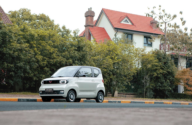 路边停靠的五菱宏光MINI EV 路边停靠的五菱宏光MINI EV