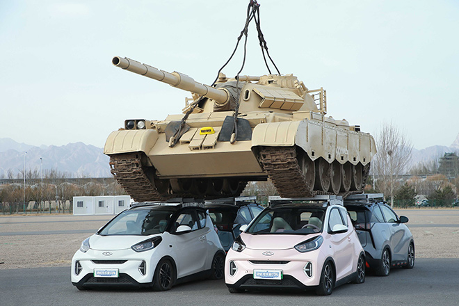 奇瑞新能源全铝双子星成功托举30吨坦克