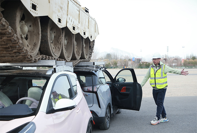 奇瑞新能源全铝双子星成功托举30吨坦克