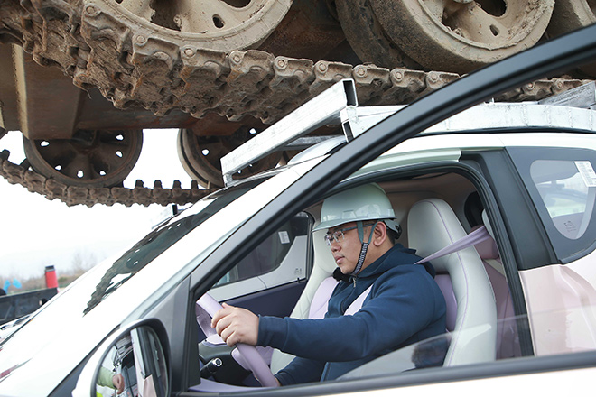 奇瑞新能源全铝双子星成功托举30吨坦克