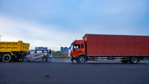 M8宗师被货车“前后夹击”连环碰撞测试