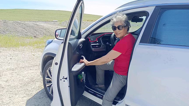 让年轻人直呼瑞思拜 70岁车神奶奶带你体验梦想人生