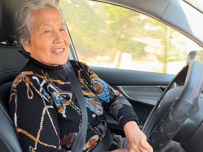 让年轻人直呼瑞思拜 70岁车神奶奶带你体验梦想人生