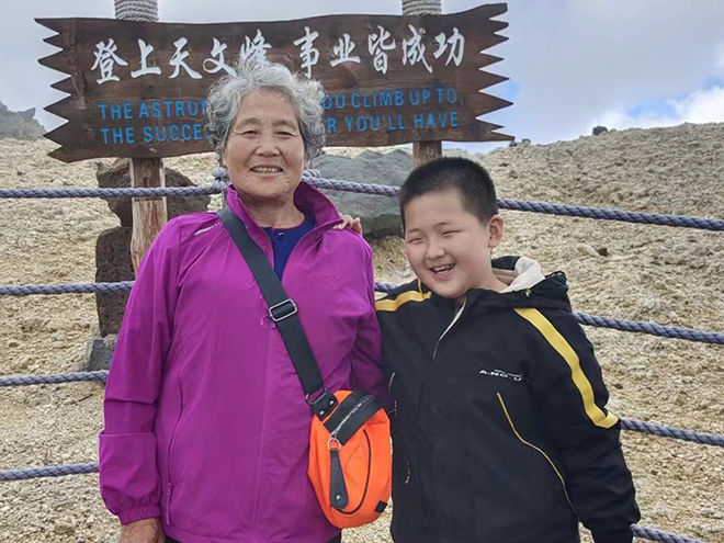 让年轻人直呼瑞思拜 70岁车神奶奶带你体验梦想人生