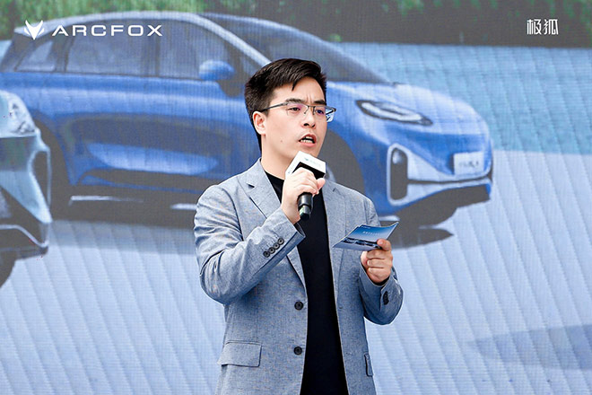 极狐上海正式交付百辆新车