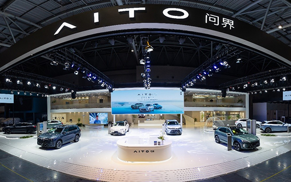 登场即是全场焦点丨AITO问界M5智驾版亮相重庆车展，将开启全国多城交付