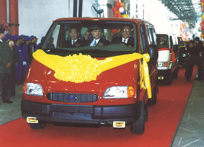 1997年 中国第一辆中外联合开发的汽车 福特全顺下线 1997年 中国第一辆中外联合开发的汽车 福特全顺下线