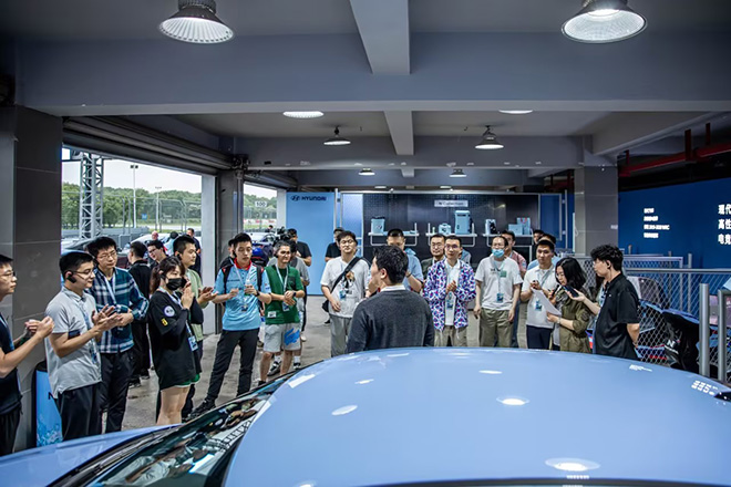 N品牌赛道日活动现场粉丝激烈讨论