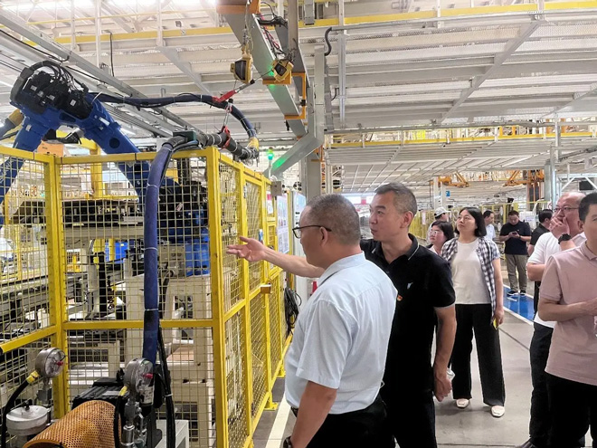 揭秘新能源皮卡魅力 百名机关党员干部走进郑州日产