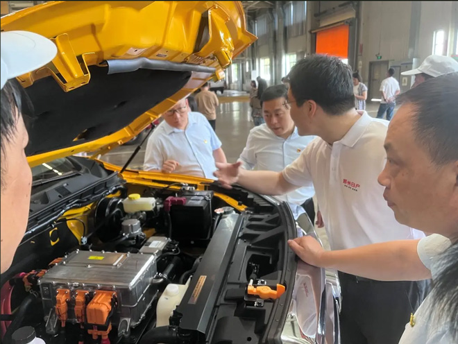 揭秘新能源皮卡魅力 百名机关党员干部走进郑州日产