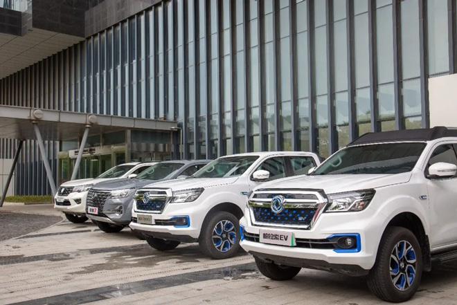 揭秘新能源皮卡魅力 百名机关党员干部走进郑州日产