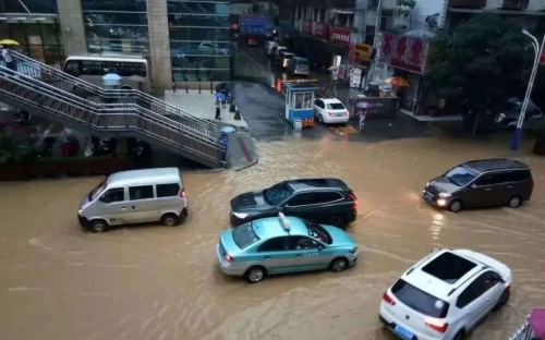雨季出行多留意，这份行车贴士请牢记_图片新闻