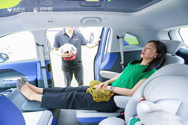 新物种爆炸·吴声商业方法发布2023，极狐汽车考拉现场分享育儿经