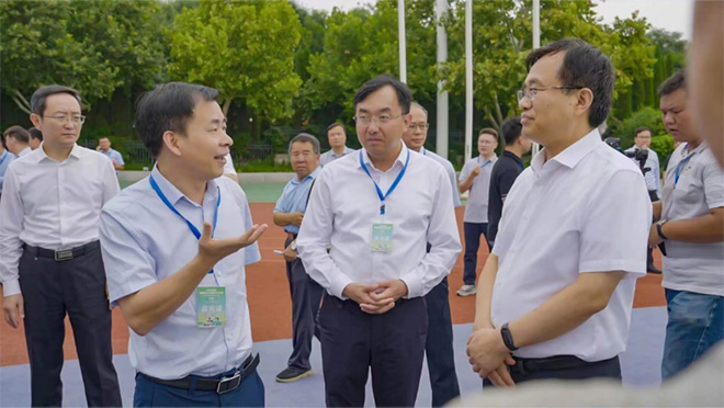 山东省副省长宋军继等领导莅临吉利雷达展台 山东省副省长宋军继等领导莅临吉利雷达展台